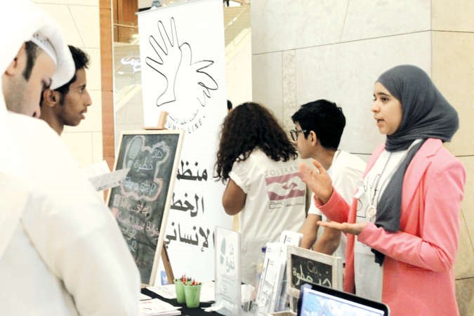 طاهر البغلي مع عدد من اعضاء حملة خذ خطوة﻿