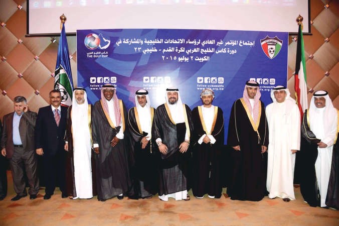 الشيخ دطلال الفهد يتوسط رؤساء الاتحادات الخليجية في اجتماع سابق