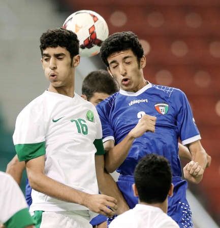 لاعب منتخبنا احمد الحسيني يحول الكرة براسه امام السعودية﻿