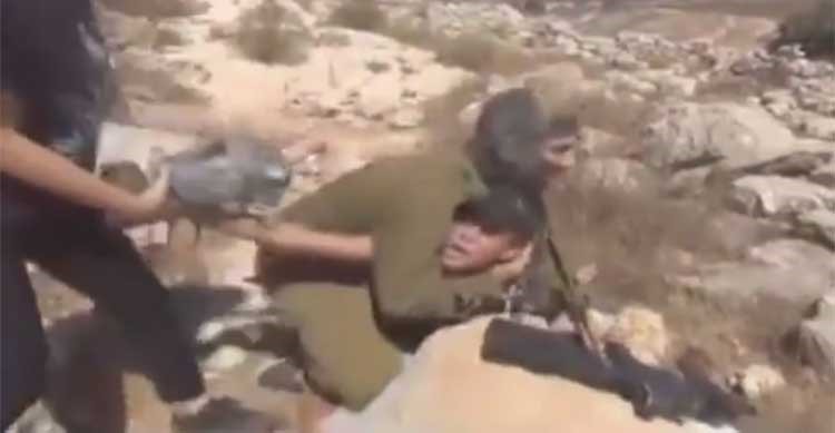 بالفيديو.. فلسطينيات يضربن جندياً إسرائيلياً ويحررن طفلاً من يديه 