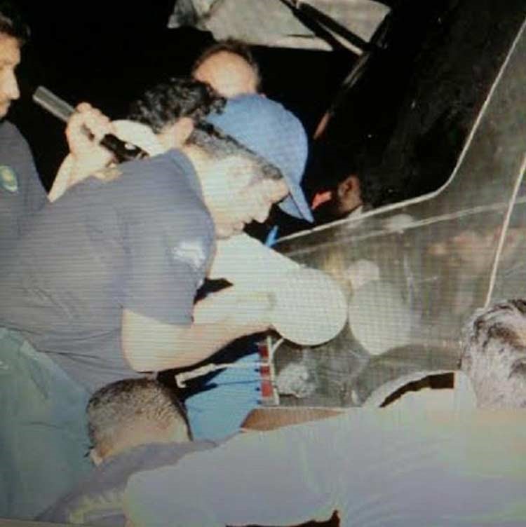 بالصور.. إنقاذ مواطن سعودي علقت يده في فتحة بنزين السيارة ببريدة