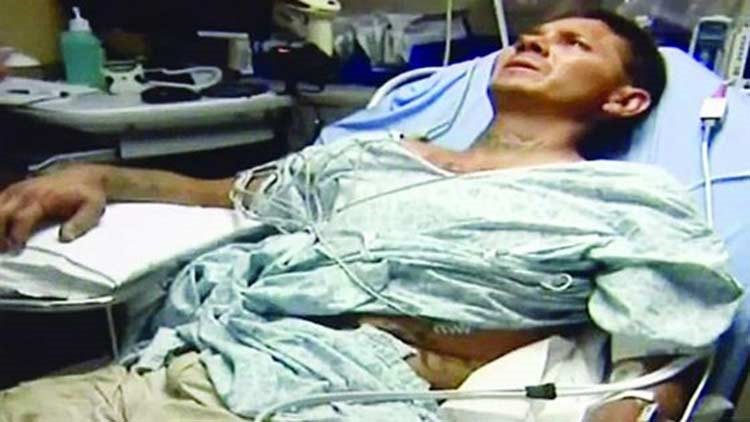صورة: حاول التقاط صورة مع حية فلدغته