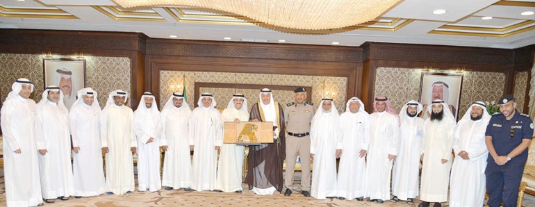 دعيسى العميري مكرما الشيخ فيصل المالك الحمود بحضور المكرمين﻿