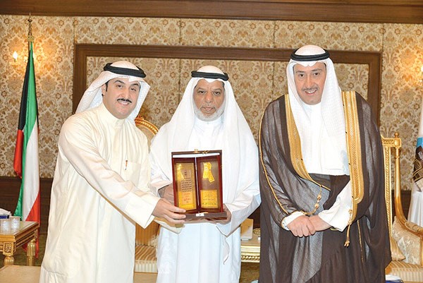 الشيخ فيصل الحمود والعميري يكرمان عبدالله الهيفي﻿