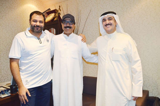 سفير الاغنية الخليجية عبدالله الرويشد يتوسط الشاعر عيسى العميري والملحن محمد البعيجان بعد تركيب صوته