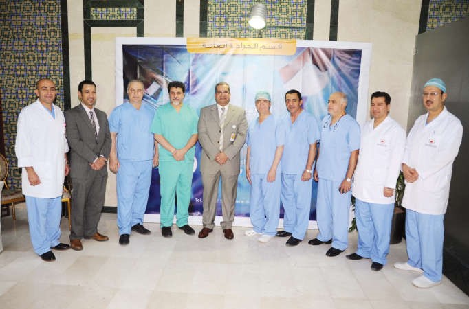  المدير الطبي مجدي النواوي متوسطا عددا من الاطباء في لقطة تذكارية	هاني عبدالله﻿