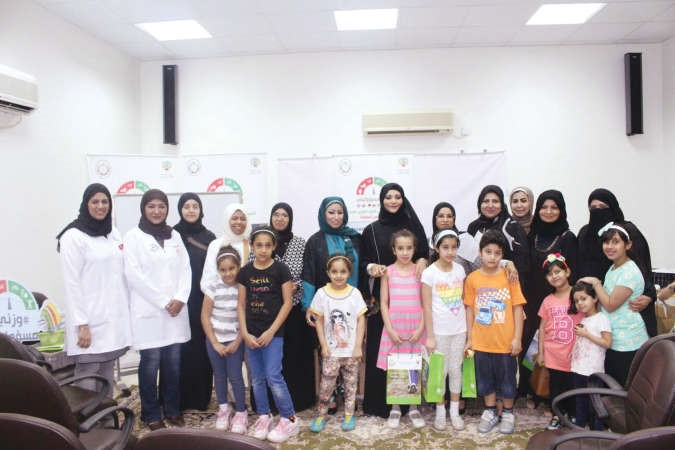 دغالية المطيري ودمنال المطر ودنزيلة الدويسان يتوسطن الاطفال وفريق الشؤون ﻿