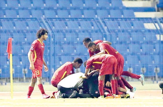 لاعبو القادسية يحتفلون بهدف التعادل في مرمى النصر