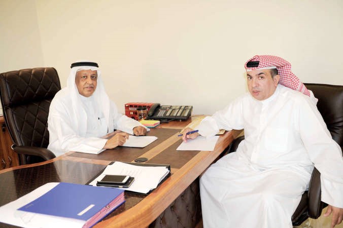 عبداللطيف الدخيل يتحدث للزميل فرج ناصر هاني عبدالله