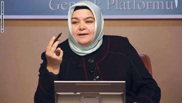 ايشان غورجان وزيرة الاسرة والسياسات الاجتماعية اول وزيرة محجبة في تاريخ تركيا﻿