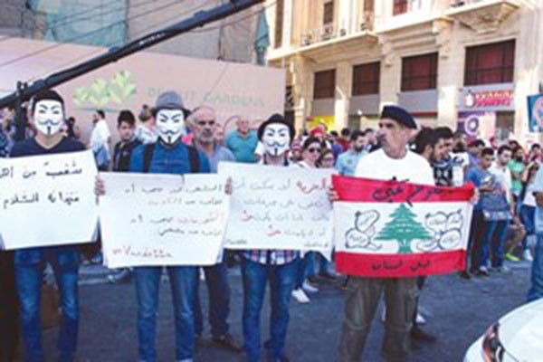متظاهرون لبنانيون يرفعون شعارات ضد الفساد والطائفية وسط بيروت محمود الطويل