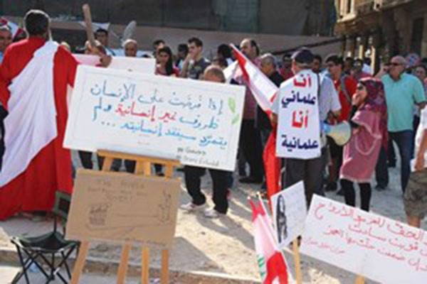 جانب من مظاهرة طلعت ريحتكم والشعارات التي رفعها المحتجون في ساحة الشهداء امس