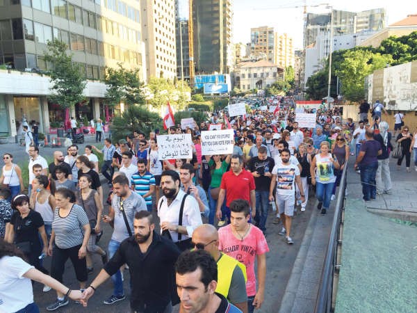 جانب من المسيرة الضخمة التي انطلقت من امام وزارة الداخلية قبل انضمامها الى تظاهرة ساحة الشهداء امس 