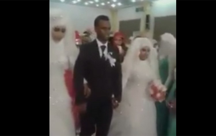 بالفيديو.. شاب يتزوج بفتاتين محجبتين ويقيم لهما حفل زفاف واحدا