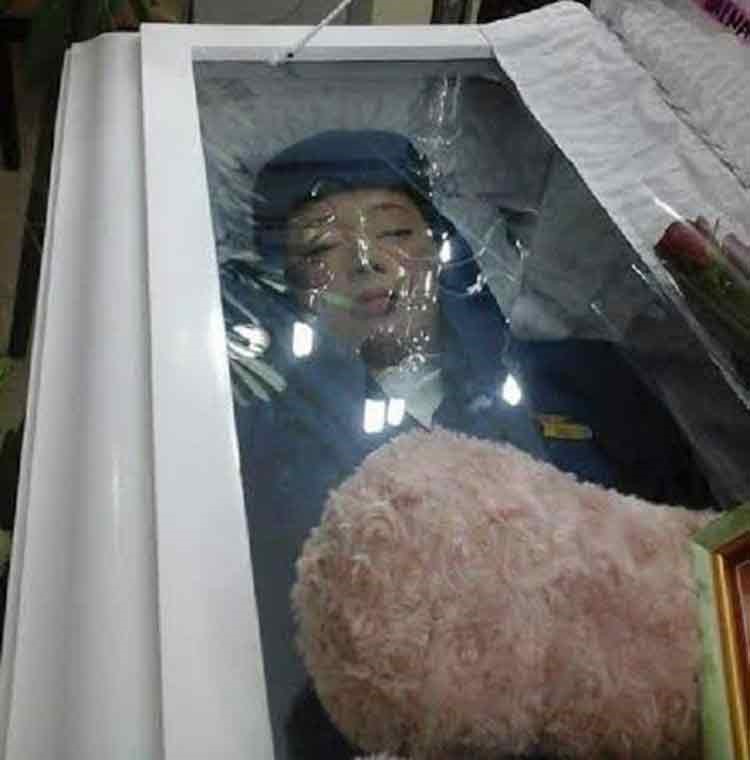 بالصور.. مضيفة تدفن بزي الخطوط السعودية تنفيذاً لوصيتها