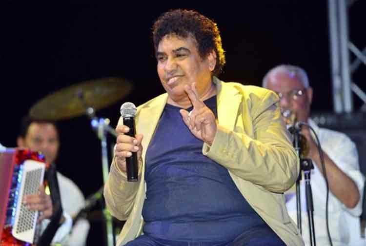 بالصور.. أحمد عدوية يحيي حفله جالساً على كرسي.. ويحتضن حفيديه على المسرح