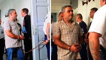 سائق الشاحنة اللبناني وصاحبها، اثناء نقله الى المحكمة السبت