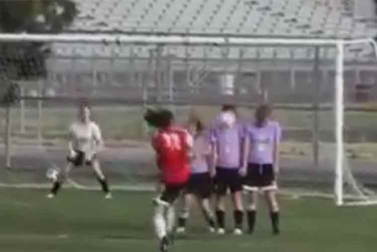 بالفيديو.. أطرف المواقف اثناء لعب كرة القدم