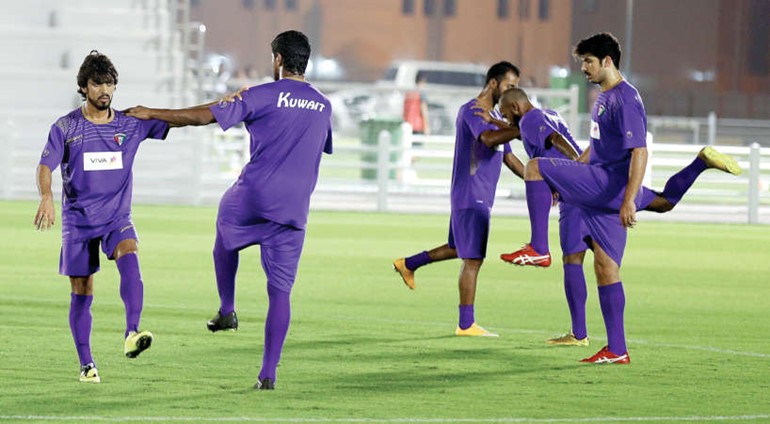 لاعبو الازرق يواصلون التدريب بنفس القوة في قطر 