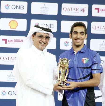 قائد منتخبنا راشد الدوسري يتسلم جائزة المنتخب المثالي﻿