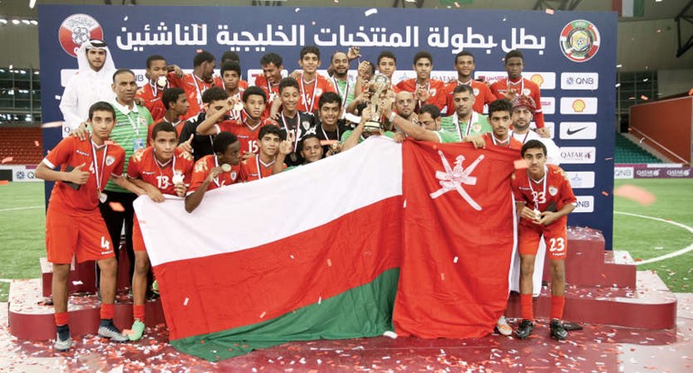 العمانيون يحتفلون بالحصول على اللقب الخليجي للناشئين﻿