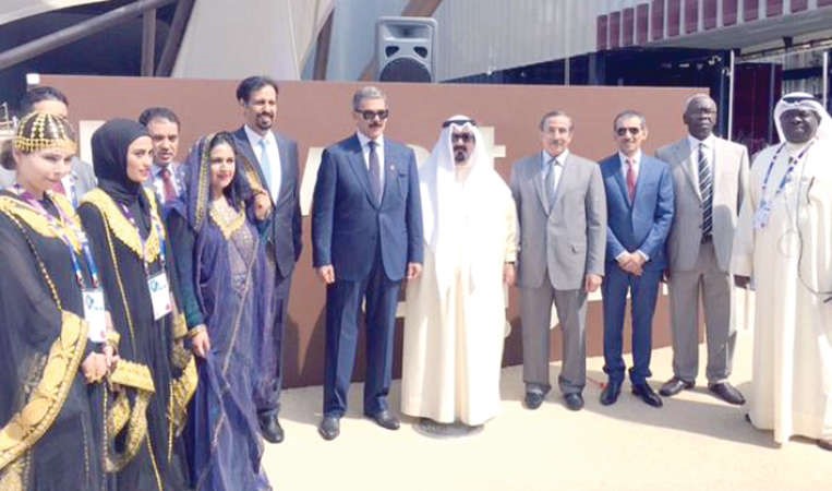 الشيخ محمد الخالد وماحمد الجسار والسفير الشيخ علي الخالد والشيخ احمد الخليفة مع بعض الحضور