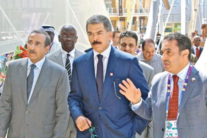 الشيخ محمد الخالد وماحمد الجسار يستمعان لشرح من فيصل المتلقم