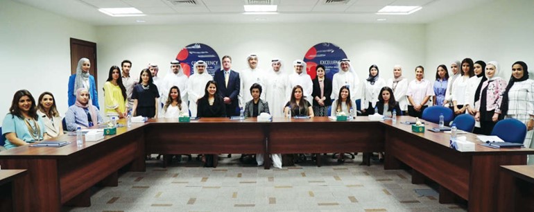 قيادات من الوطني وممثلو جامعتي الكويت والخليج للعلوم والتكنولوجيا في لقطة جماعية مع الموظفين الجدد﻿