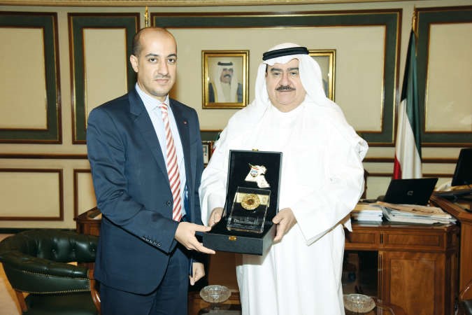 الفريق م ثابت المهنا يقدم درعا تكريمية للدكتور علي العلندا
