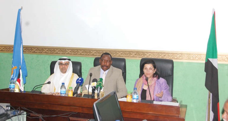 وزير الصحة السوداني بحر ادريس ابوقردة وسفيرنا بالخرطوم طلال منصور الهاجري خلال حفل تسليم المساعدات