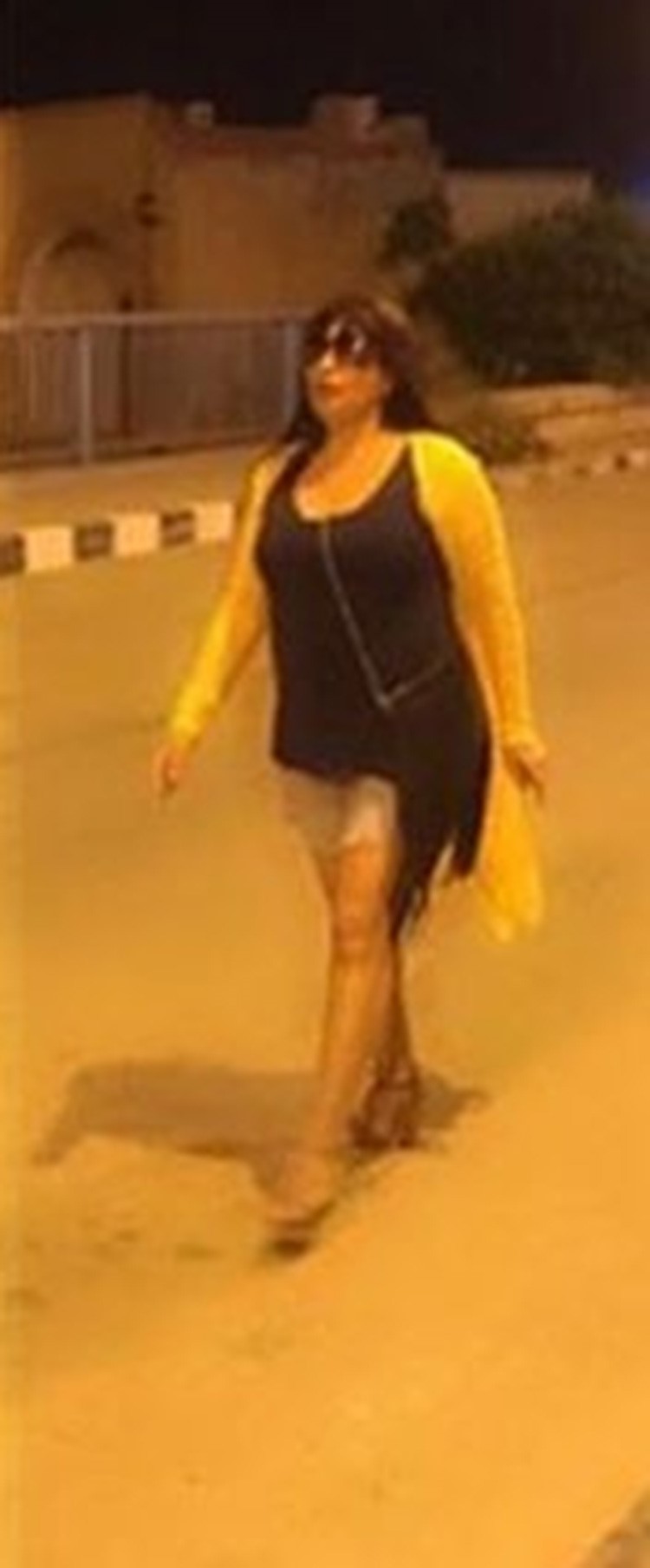 بالصور.. فيفي عبده تسير بالشورت على الشارع