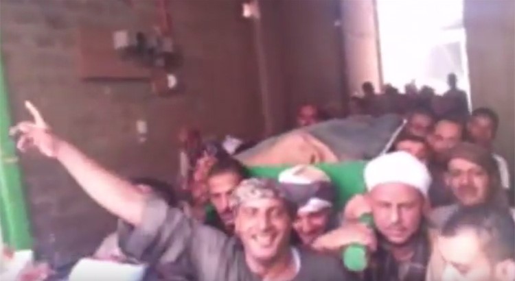 بالفيديو.. اهالي قرية مصرية يشيعون قريبهم بالرقص والغناء والطبل والمزمار