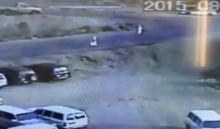 بالفيديو.. لحظة مروعة لطالب في السعودية يدهس زميله بعد خروجه من المدرسة 