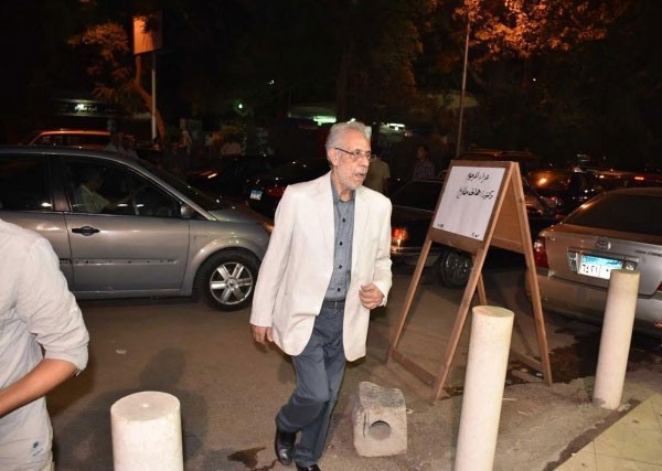 بالصور.. عادل إمام يتغيب عن عزاء هاني مطاوع مخرج مسرحية «شاهد ما شافش حاجة»