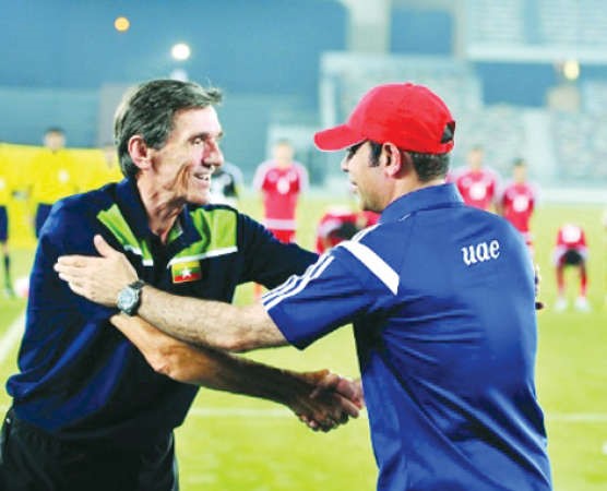  مدرب الامارات مهدي علي مع مدرب ميانمار رادوغكو افراموفيتش﻿