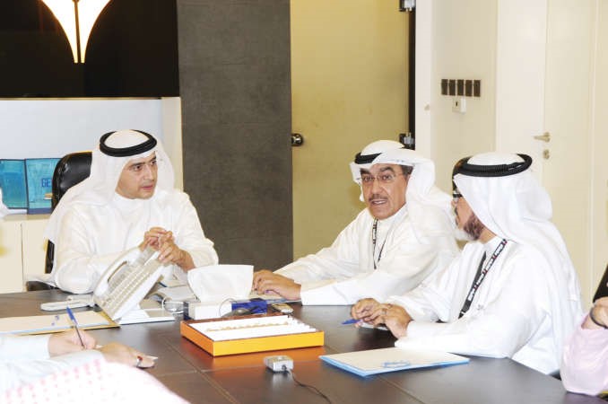 حديث بين دهيثم الاثري ونائب رئيس التحرير الزميل عدنان الراشد ومستشار الادارة العامة الزميل يوسف عبدالرحمن 