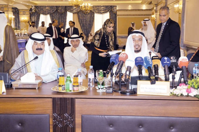 خالد الجارالله ود عبدالله المعتوق خلال المؤتمر 