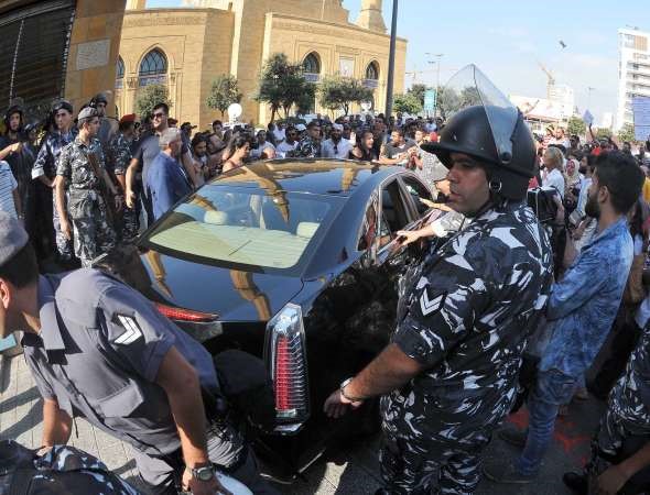  وسيارة وزير البيئة محمد المشنوق خلال اعتراضها من قبل المعتصمين لحظة خروجها من مبنى العازرية محمود الطويل