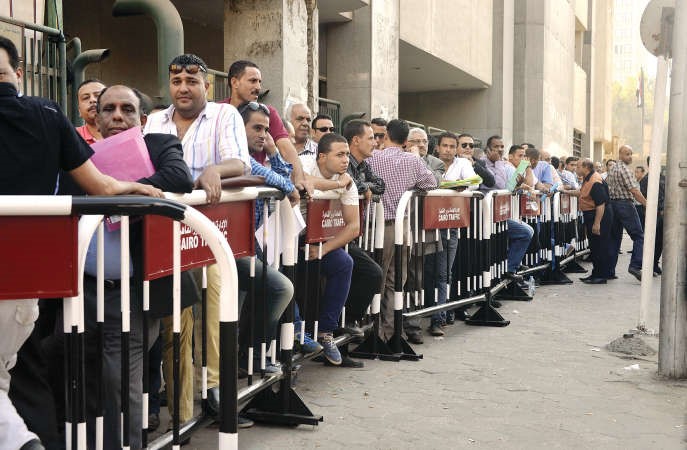 طابور من عشرات المرشحين في اليوم الاول من فتح باب الترشح لانتخابات مجلس النواب وفي الاطار مرشحون يتقدمون باوراقهم اپ