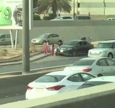 بالفيديو.. أسرة سعودية تعطلت سيارتها على الطريق.. شاهد ماذا فعلت البنات مع والدهن؟