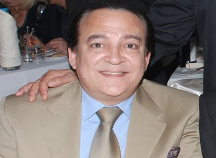 بالصور.. الممثل المصري عماد رشاد يضع باروكة بيضاء في حفل زفاف 