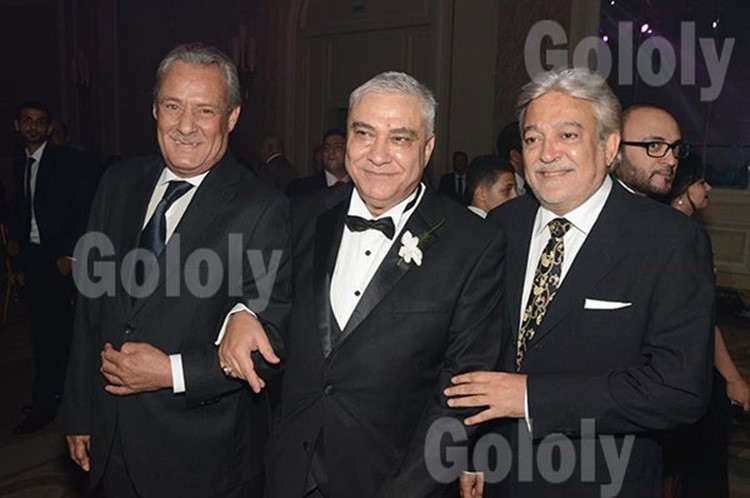بالصور.. الممثل المصري عماد رشاد يضع باروكة بيضاء في حفل زفاف 