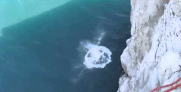 شاهد بالفيديو.. القفزة الأخيرة التي أودت بحياة شاب روسي متهور