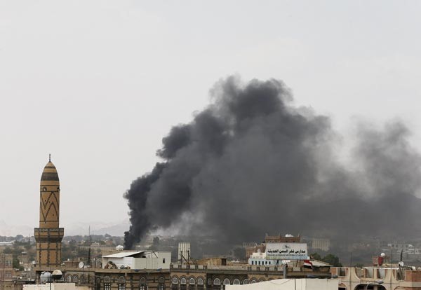 الدخان يتصاعد من الاكاديمية العسكرية التي يسيطر عليها الحوثيون في صنعاء بعد استهدافها بغارة لقوات التحالفرويترز