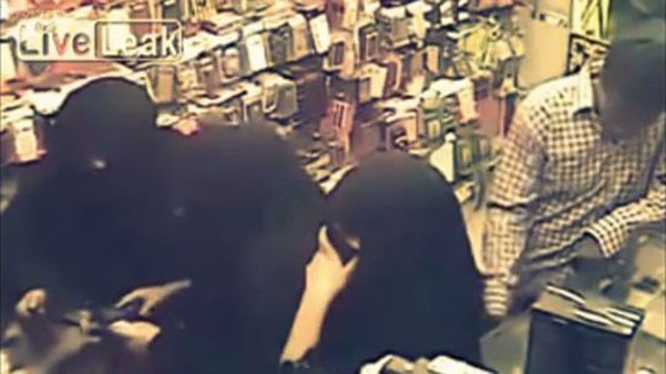 بالفيديو.. شاهد لحظة اكتشاف فتاة سعودية لنشال يحاول سرقتها