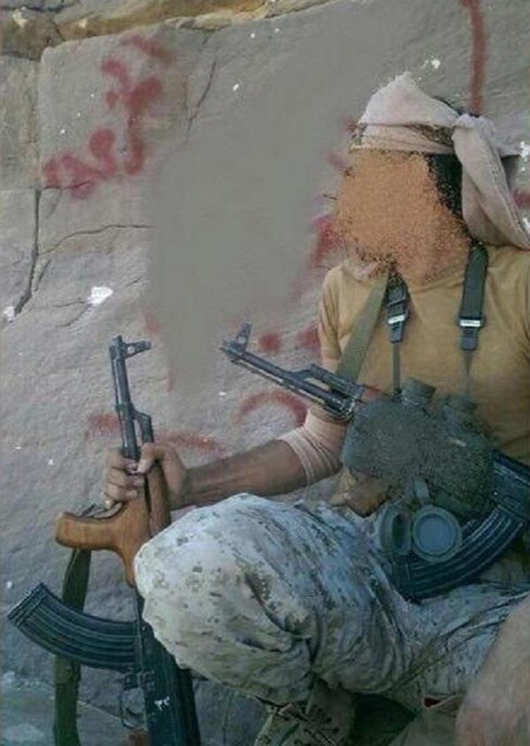 بالصور.. جندي سعودي يوثق انتصاره كتابةً على قمة جبال "صعدة" ويرسل الصور لوالده