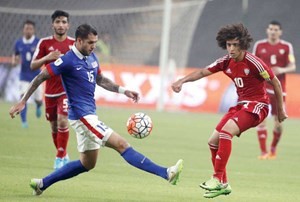 الاماراتي عمر عبدالرحمن يسدد الكرة امام الماليزي بوتيرا نظير 		افپ﻿