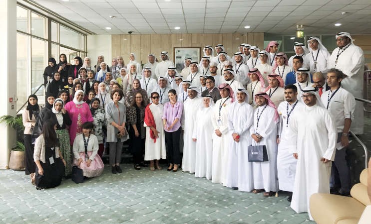 الشيخة الزين الصباح والشيخة شيخة العبدالله ودناجي المطيري يتوسطون المتدربين المحتفى بهم 	قاسم باشا﻿