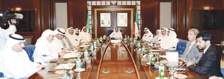 سمو رئيس مجلس الوزراء الشيخ جابر المبارك خلال الاجتماع وعدد من الوزراء والمختصين ﻿