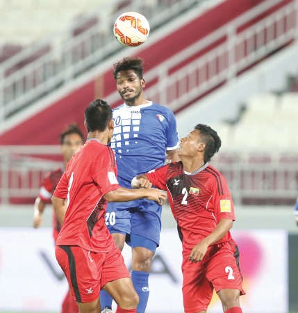 يوسف ناصر يحول الكرة براسه وسط مدافعي ميانمار 	الازرقكوم﻿